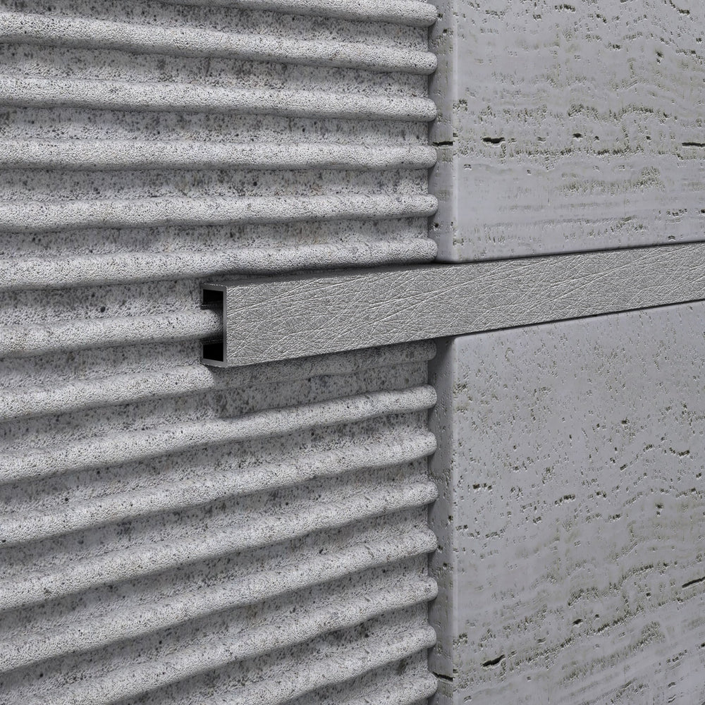 
                  
                    Listello Decorativo in Alluminio Argento per Rivestimenti
                  
                